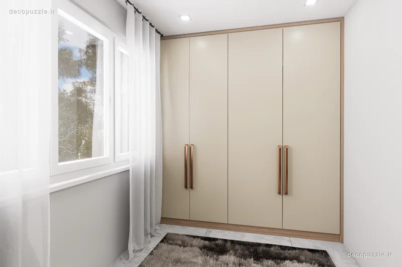 کمد دیواری کرم‌رنگ با قاب طرح چوب، دستگیره‌های بلند و پنجره‌ای روشن در اتاق خواب