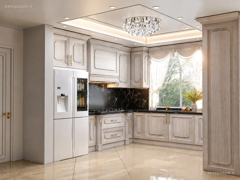 آشپزخانه کلاسیک با کابینت سفید ممبران، چیدمان ال، بین کابینتی ماربل و ویترین شیشه‌ای