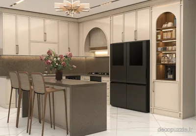 آشپزخانه کرم با کابینت‌های پلی اورتان، جزیره ماربل، ویترین نورپردازی‌شده و یخچال مشکی