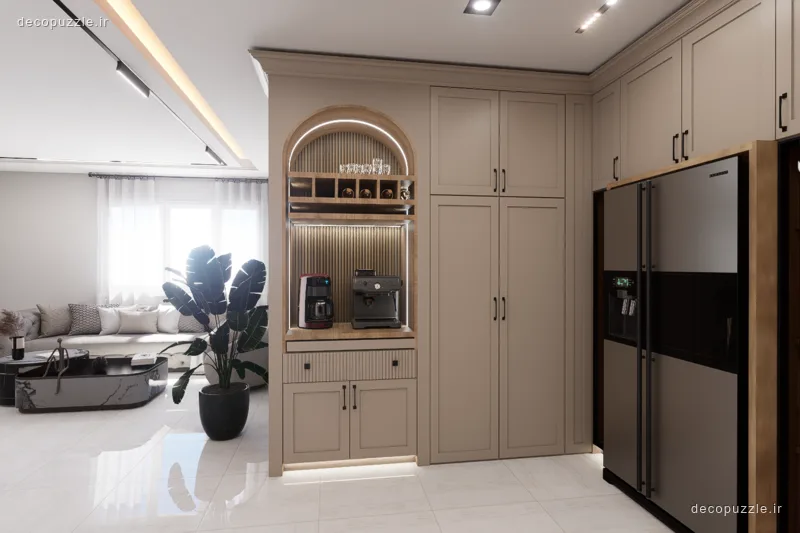 کابینت نئوکلاسیک بژ مات با کافی‌بار، ویترین قوسی و نورپردازی خطی در آشپزخانه
