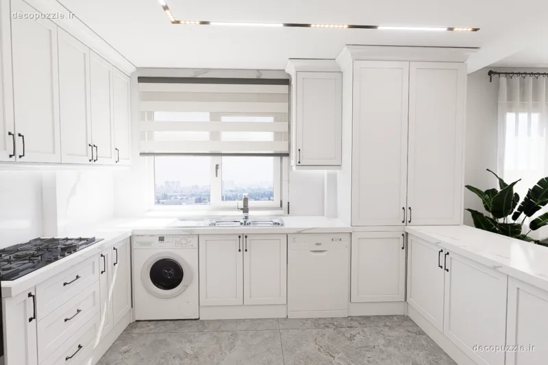 کابینت نئوکلاسیک سفید با چیدمان یو، بین کابینتی ماربل و نورپردازی خطی در آشپزخانه