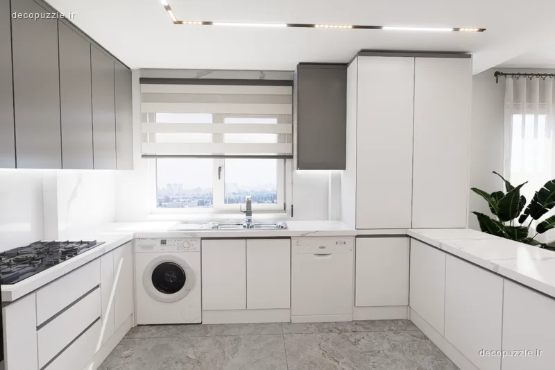 کابینت مدرن سفید با چیدمان یو، بین کابینتی سفید و نورپردازی خطی در آشپزخانه