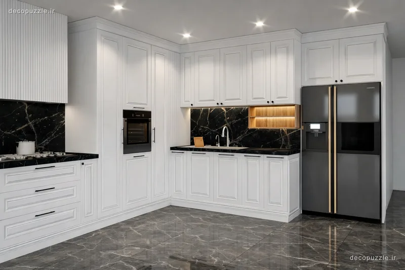 کابینت کلاسیک سفید با چیدمان ال، بین کابینتی ماربل مشکی، فر توکار و نورپردازی خطی