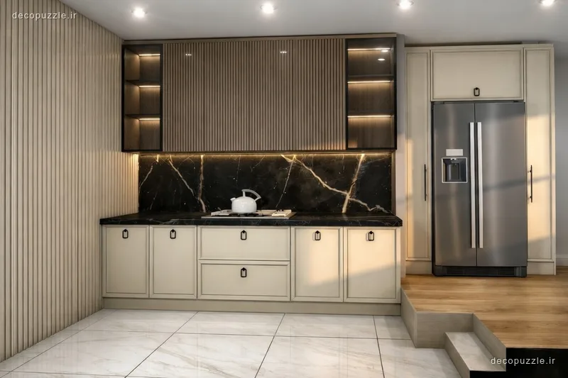 آشپزخانه خطی دورنگ با کابینت کرم و طرح چوب، بین کابینتی ماربل مشکی و نورپردازی خطی
