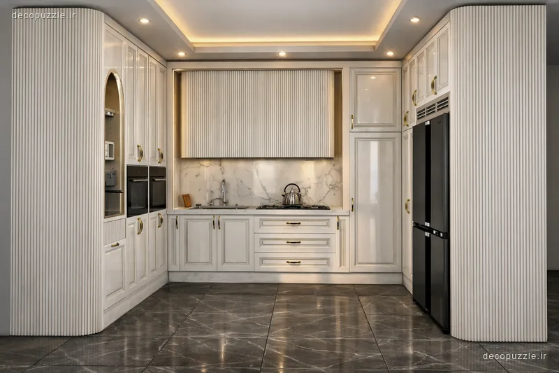 آشپزخانه نئوکلاسیک سفید با کابینت‌های ممبران، چیدمان یو، ویترین شیشه‌ای و بین کابینتی ماربل