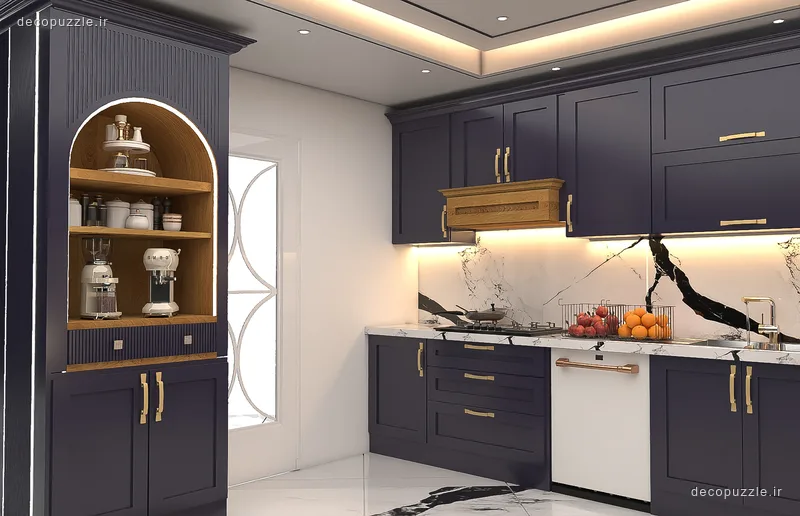 آشپزخانه مدرن با کابینت سرمه‌ای مات، ویترین قوسی، قفسه باز و بین کابینتی ماربل