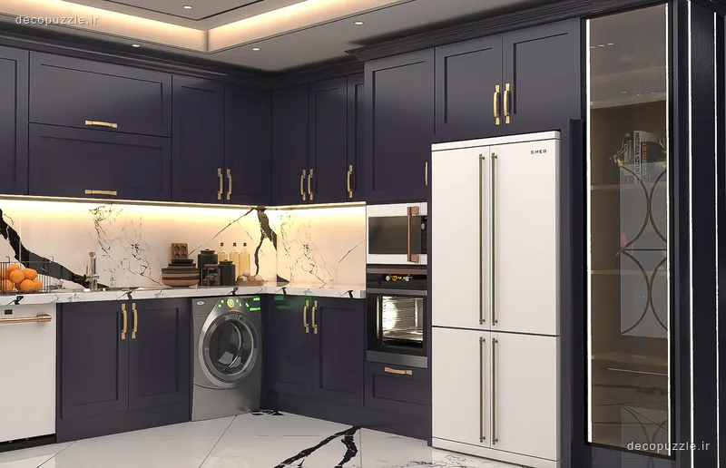 کابینت مدرن سرمه‌ای مات با چیدمان ال، ویترین، فر توکار و بین کابینتی ماربل در آشپزخانه
