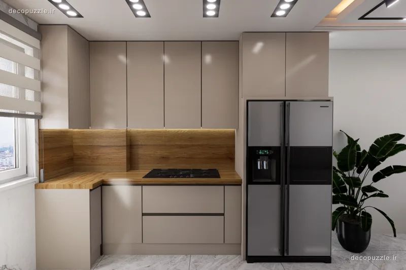 کابینت مدرن مات دورنگ با طرح چوب، چیدمان ال، بین کابینتی و نورپردازی خطی در آشپزخانه