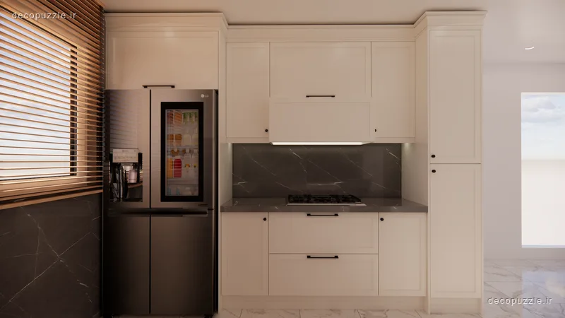 کابینت نئوکلاسیک سفید مات با بین کابینتی ماربل تیره، هود مخفی و یخچال مشکی در چیدمان خطی آشپزخانه