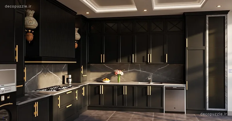 آشپزخانه نئوکلاسیک با کابینت مشکی مات، چیدمان ال، بین کابینتی ماربل و فر توکار