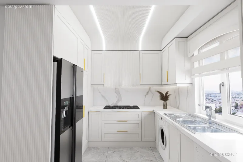 کابینت نئوکلاسیک سفید مات با چیدمان ال و بین کابینتی ماربل در آشپزخانه