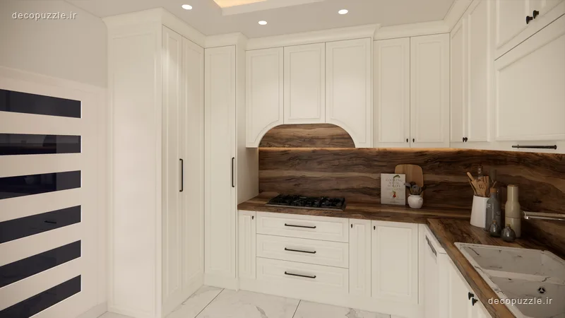کابینت نئوکلاسیک سفید با بین کابینتی و صفحه طرح چوب در چیدمان ال آشپزخانه