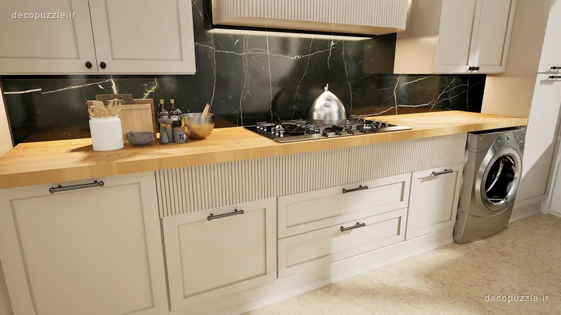 کابینت مات سفید با بین کابینتی ماربل مشکی و صفحه طرح چوب در آشپزخانه خطی