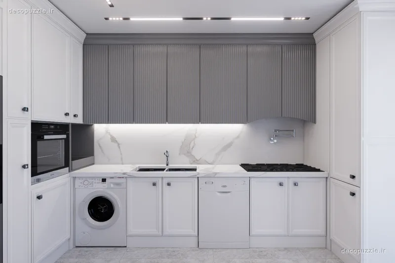 کابینت نئوکلاسیک دورنگ سفید و طوسی با بین کابینتی ماربل و فر توکار در آشپزخانه خطی