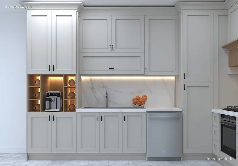 آشپزخانه نئوکلاسیک سفید با کابینت ممبران، صفحه و بین کابینتی ماربل، کافی‌بار و فر توکار