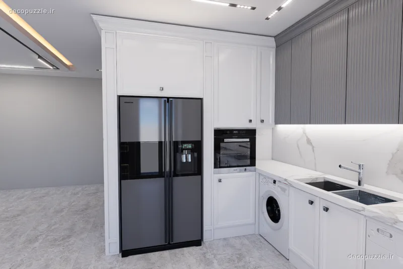 آشپزخانه نئوکلاسیک با کابینت سفید و طوسی، چیدمان ال، فر توکار و بین کابینتی ماربل
