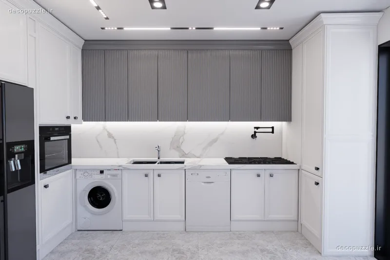 آشپزخانه نئوکلاسیک سفید و طوسی با چیدمان یو، بین کابینتی ماربل و فر توکار