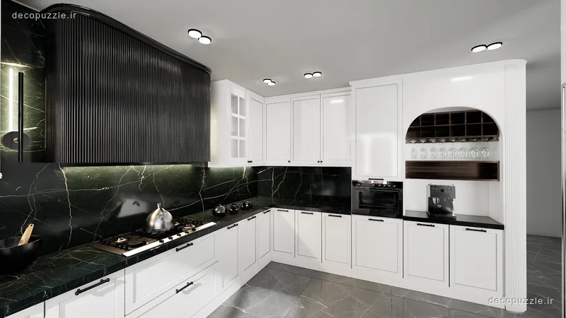 آشپزخانه نئوکلاسیک با کابینت سفید، چیدمان ال، صفحه و بین کابینتی ماربل مشکی، ویترین و کافی‌بار