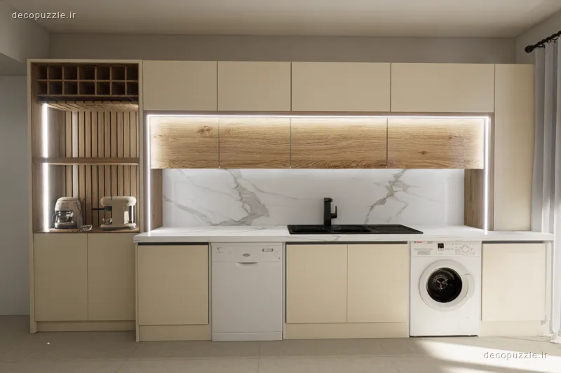 آشپزخانه خطی با کابینت‌های کرم، پنل چوبی نورپردازی‌شده و backsplash ماربل سفید