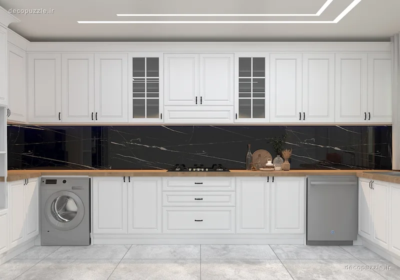 آشپزخانه یو شکل با کابینت نئوکلاسیک سفید، ویترین شیشه‌ای و بین کابینتی ماربل مشکی