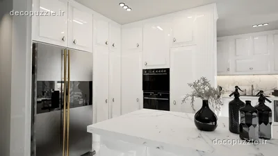 کابینت سفید براق با جزیره، فر توکار و بین کابینتی ماربل در آشپزخانه