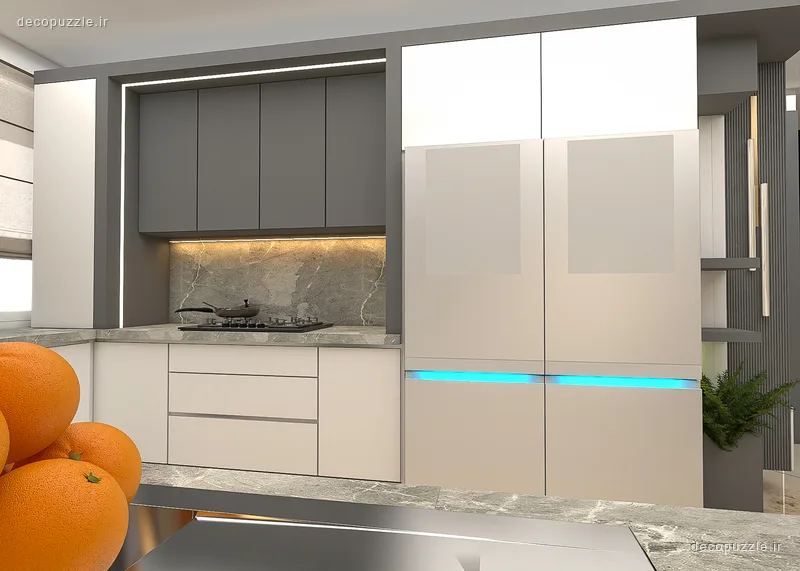 کابینت مدرن دورنگ سفید و طوسی مات با جزیره، بین کابینتی ماربل و نورپردازی خطی در آشپزخانه
