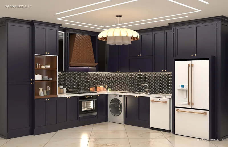 کابینت سرمه‌ای مات در آشپزخانه یو شکل با ویترین، قفسه باز، بین کابینتی و نورپردازی خطی