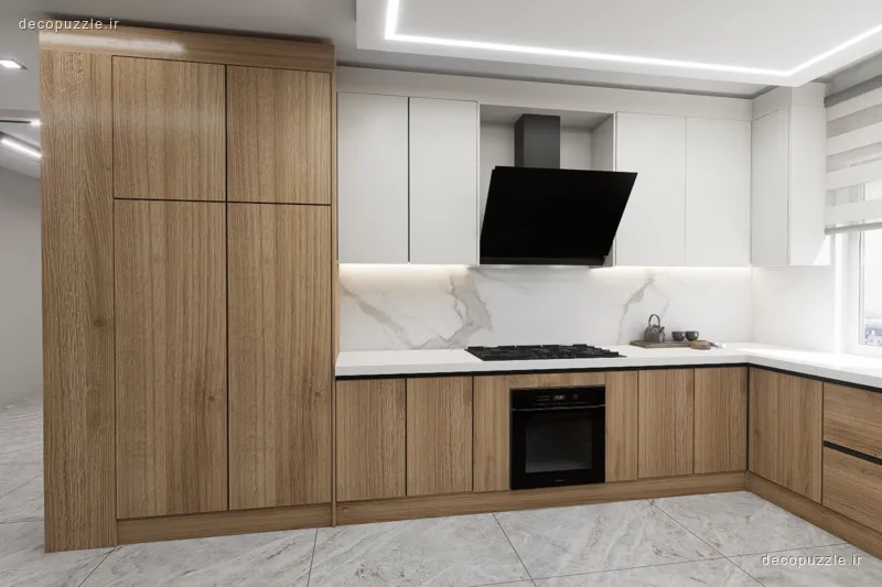 آشپزخانه ال با کابینت دورنگ سفید و طرح چوب، بین کابینتی ماربل و فر توکار