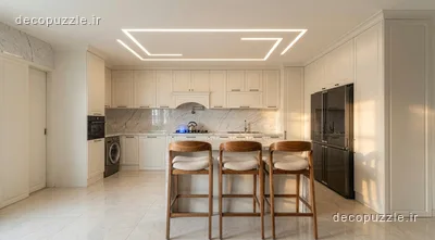 آشپزخانه نئوکلاسیک با کابینت کرم، جزیره، بین کابینتی ماربل و نورپردازی خطی
