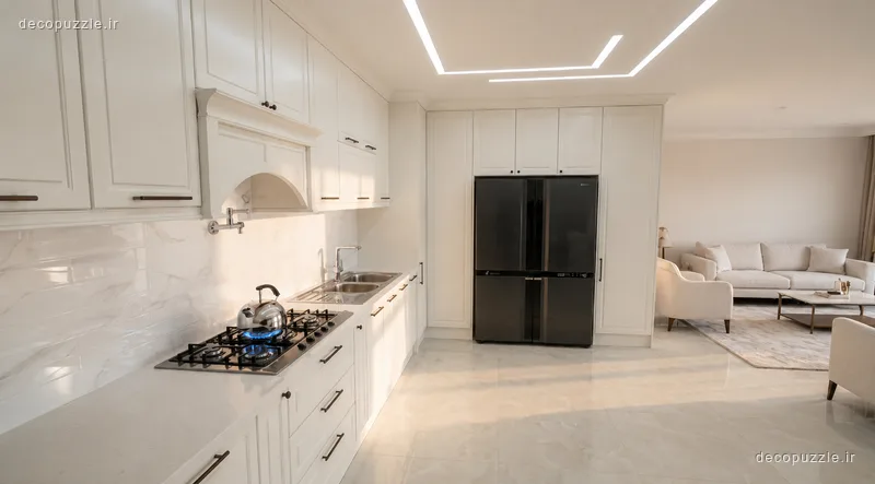 آشپزخانه سفید مات با چیدمان ال، کابینت ممبران و بین کابینتی ماربل