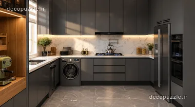 کابینت مدرن طوسی مات با چیدمان ال، کافی‌بار، بین کابینتی ماربل و نورپردازی خطی در آشپزخانه