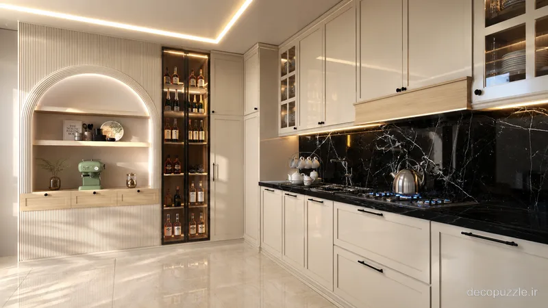 کابینت مدرن کرم مات با صفحه و بین کابینتی ماربل مشکی، ویترین و قفسه باز در آشپزخانه