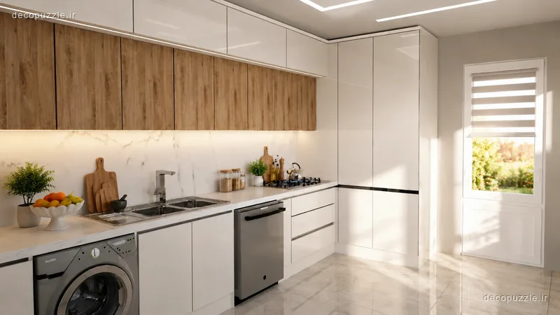 آشپزخانه مدرن دورنگ با کابینت سفید و طرح چوب، چیدمان ال، بین کابینتی ماربل و نورپردازی خطی