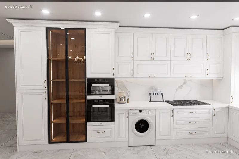 کابینت کلاسیک سفید ممبران با ویترین شیشه‌ای، فر توکار و بین کابینتی ماربل در آشپزخانه ال