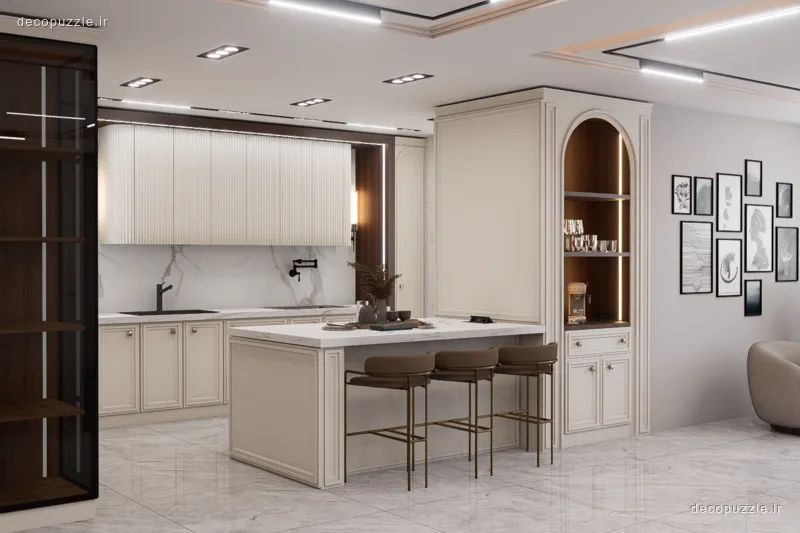 آشپزخانه نئوکلاسیک کرم با جزیره، ویترین قوسی، کابینت قاب‌دار و بین کابینتی ماربل