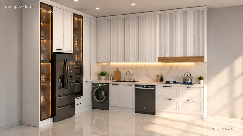 کابینت نئوکلاسیک سفید مات در آشپزخانه ال با ویترین شیشه‌ای، هود مخفی و نورپردازی خطی