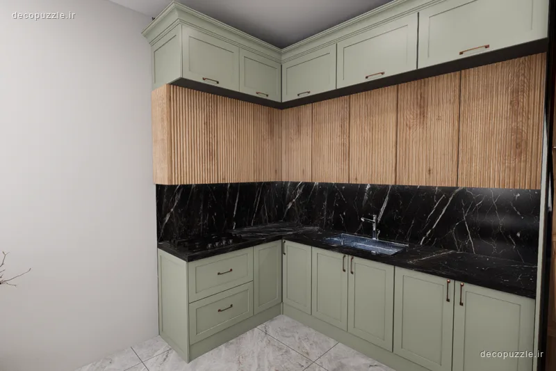 کابینت نئوکلاسیک مات سبز و طرح چوب با صفحه و بین کابینتی ماربل مشکی در آشپزخانه کنج