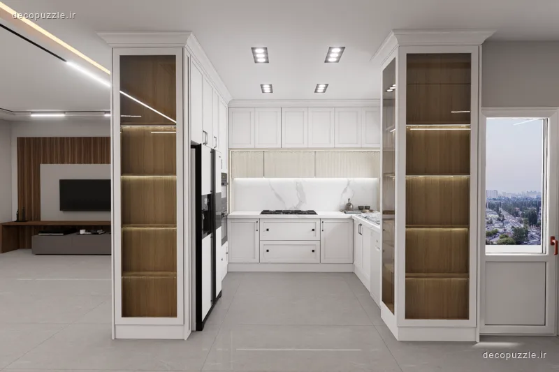 آشپزخانه نئوکلاسیک دورنگ با کابینت سفید، ویترین‌های طرح چوب، چیدمان یو و بین کابینتی ماربل